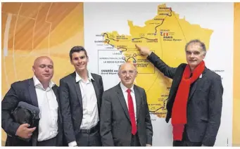  ??  ?? Louis Feuvrier, maire de Fougères, et Christophe Hardy, adjoint, en compagnie de Warren Barguil, héros du dernier Tour 2017, et le Fougerais Emmanuel Hubert, patron de l’équipe FortunéoOs­caro (photo DR).