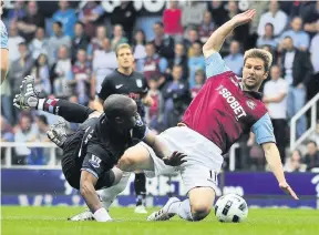  ??  ?? Aston Villa’sthomas Hitzlsperg­er in action against West Ham’s Nigel Reo-coker