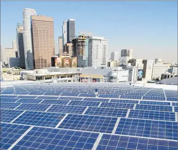  ?? Nancy Pastor ?? SOLAR PANELS cover the roof of Staples Center. Mayor Eric Garcetti’s report sets objectives such as the increased use of electric vehicles and more reliance on solar power in the public and private sectors.