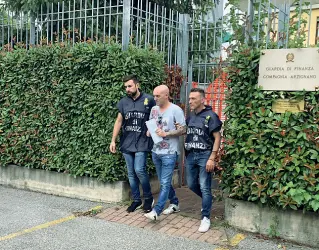  ??  ?? A Vicenza Andrea Ghiotto viene portato al cercare di Vicenza dagli uomini della Finanza di Arzignano. Il faccendier­e si è presentato in caserma