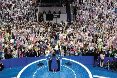  ?? FOTO AFP ?? En un discurso televisado en el que recibió ovación generaliza­da, la primera dama Michelle Obama demostró el lunes su apoyo a la candidata oficial del partido demócrata, Hillary Clinton.