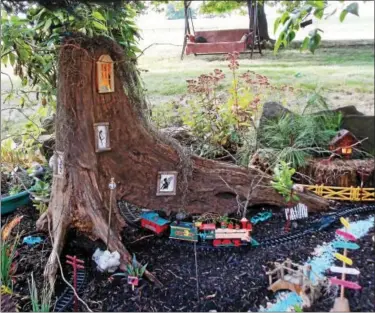  ?? PHOTOS BY REBECCA BLANCHARD — DIGITAL FIRST MEDIA ?? Part of Lynn Bialek’s fairy garden in her backyard.