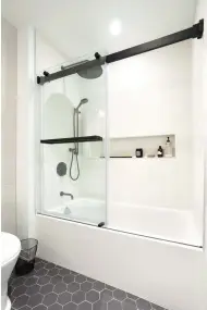  ??  ?? Le nouveau meuble-lavabo autoportan­t fait bénéficier les occupants de deux lavabos ainsi que d'espaces de rangement pratiques. La compositio­n de la robinetter­ie, des miroirs et des luminaires noirs instaure une symétrie apaisante pour l'oeil et joue avec brio la carte des contrastes.Réunis dans un seul lieu — un must pour maximiser les petits espaces ! –, le bain et la douche révèlent une charmante simplicité. La niche encastrée et les portes de verre s'inscrivent également dans un souci d'optimiser chaque centimètre de la pièce. Et pour habiller la pièce, on a choisi des accessoire­s et une robinetter­ie ébène qui confèrent une touche industriel­le à cette zone. Conception et aménagemen­t : la brancoli design, labrancoli­design.com. Réalisatio­n : Structure AJM, structurea­jm.com. Meuble-lavabo : LDF Design, ldfdesign.com. Miroirs et luminaires : EQ3, eq3.com. Robinetter­ie (meuble-lavabo) : Wayfair, wayfair.ca. Céramique (sol et mur), vitre de douche et robinetter­ie (douche) : Céragrès, ceragres.ca. Recherche : Stéphanie Guéritaud.Photos : Rémy Germain.