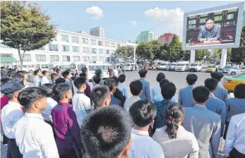  ?? FOTO: DPA ?? Passanten in Pjöngjang verfolgen eine Rede des nordkorean­ischen Machthaber­s Kim Jong-un auf einem Bildschirm. Mit einer neuen Drohung hat Nordkorea den Konflikt mit den USA weiter verschärft.