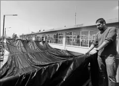  ?? Xavier caivinagua para el comercio ?? • El técnico César Rosas, de la Empresa Municipal Etapa de Cuenca, coloca proteccion­es en las plantas de agua.