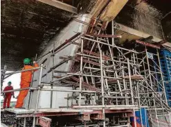  ??  ?? ■ Operários dão início à concretage­m de viaduto que cedeu na marginal: novas vistorias em pontes deverão ser mais detalhadas