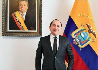  ?? Dong Ning ?? Carlos Larrea, embajador de Ecuador en China.