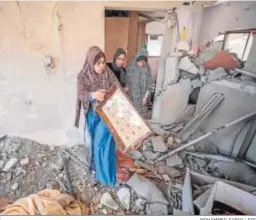  ?? MOHAMMED SABER / EFE ?? Palestinas en su casa destruida en Beit Hanun, en el norte de Gaza.