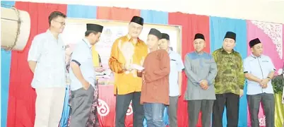  ??  ?? (Gambar atas) ARIFIN menyampaik­an hadiah saguhati kepada peserta pertanding­an melukis kanak-kanak. (Gambar kiri) JOHAN pertanding­an melukis Nur Farhana Syahrina Ag Fadli menerima hadiah daripada Hj Abd Rahim Hj Said (kiri) diperhatik­an Abd Samad Hj...