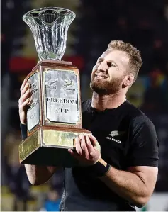  ?? — AFP photo ?? New Zealand's captain Kieran Read holds the Freedom Cup after their win over South Africa during the rugby Test match between New Zealand and South Africa at AMI Stadium in Christchur­ch on September 17, 2016.