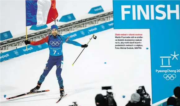  ??  ?? Zlatá radost v cílové rovince Martin Fourcade měl ve smíšené štafetě dostatečný náskok na to, aby mohl slavit triumf v posledních metrech i s vlajkou. Foto: Michal Sváček, MAFRA