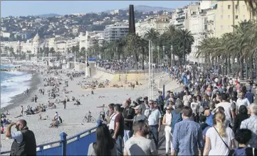  ?? François Vignola) ?? Le littoral niçois noir de monde comme aux plus beaux jours, hier midi, quai des Etats-Unis.(Photo