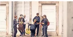 ?? FOTO: TANJA DEUSS/SSPB ?? Die jungen Gitarriste­n der Clara-Schumann-Musikschul­e auf dem Weg zu ihrem Auftritt bei den Sonntagsbe­gegnungen