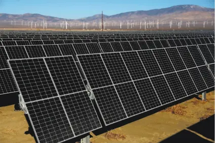  ?? Gary Coronado / TNS ?? Solar panels at the Clearway Energy Group's 192 Megawatt Central Solar Energy Facility in Rosamond (Kern County).