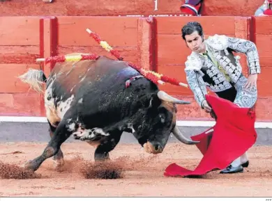  ?? EFE ?? Morante de la Puebla abriendo faena, en la tarde de ayer, en la plaza de toros de La Glorieta de Salamanca.