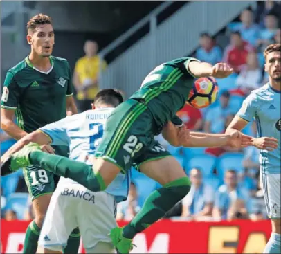  ??  ?? CABEZAZO LETAL. Darko Brasanac se adelantó al central Roncaglia y anotó el único tanto del encuentro.