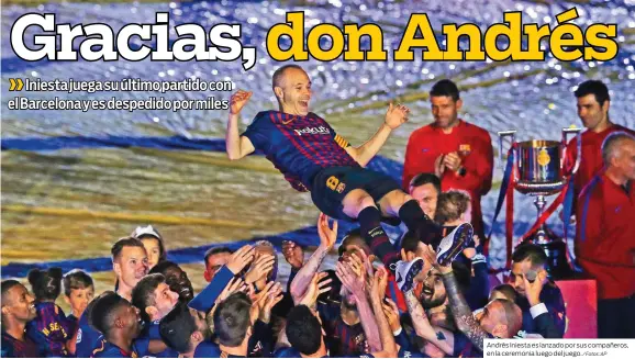  ?? / Fotos :AP ?? Andrés Iniesta es lanzado por sus compañeros, en la ceremonia luego del juego.