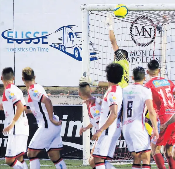  ?? RAFAEL PACHECO ?? En el 90’, Diego Madrigal cobró un tiro libre que se estrelló en el palo. En el rebote, Alexis Gamboa marcaría el gol santista.