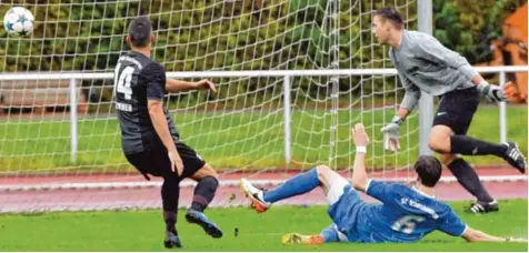  ?? Foto: Harald Langer ?? Torwart Simon Zeiser ist geschlagen, Verteidige­r Bernd Günther liegt am Boden: Dieser Treffer von Dominik Zinner entschied die Landesliga-Begegnung zwischen der SpVgg Kaufbeuren und dem SC Ichenhause­n. Der Sieg der Allgäuer war total verdient und hätte...