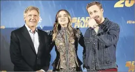  ?? JOSE LUIS ROCA ?? Ana de Armas, entre Harrison Ford i Ryan Gosling.