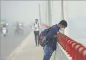  ??  ?? A boy wearing a face mask due to heavy smog in Noida on November 01. VIRENDRA SINGH GOSAIN/HT FILE