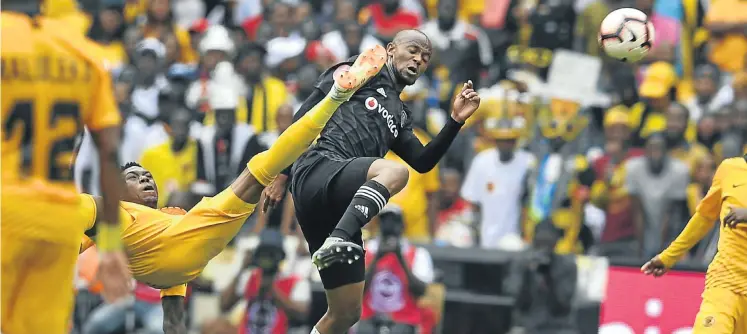  ?? Picture: BackpagePi­x ?? Teenage Hadebe of Kaizer Chiefs, left, and Xola Mlambo of Orlando Pirates during yesterday’s derby at FNB Stadium.
