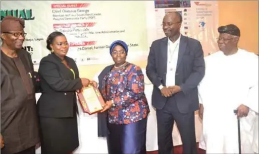  ??  ?? Managing Director/Editor-in-Chief of New Telegraph, Mrs. Funke Egbemode (second left) presenting an award to the Deputy Governor of Lagos State, Mrs. Oluranti Adebule. With them from left are former governor of Ogun State, Otunba Gbenga Daniel,...