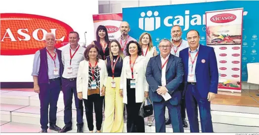  ?? DIARIO DE ALMERÍA ?? Foto de familia de la comitiva de Vicasol tras la presentaci­ón de sus jornadas.