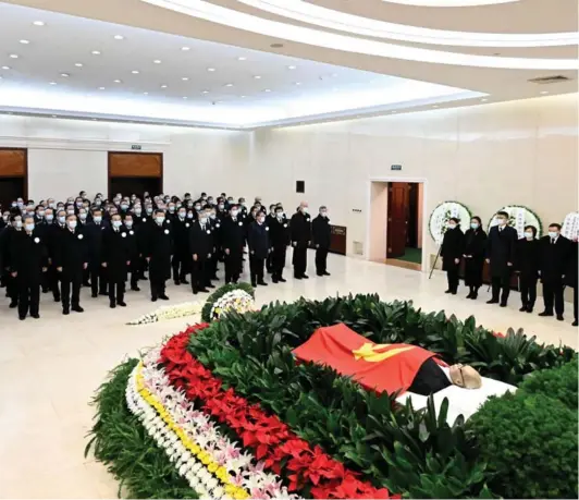  ?? ?? ► Xi Jinping y otros líderes chinos rinden homenaje a Jiang Zemin en el Hospital General del Ejército Popular de Liberación de China en Beijing, el lunes.