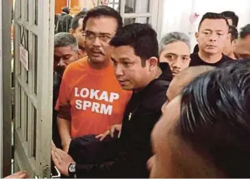  ??  ?? ABD Latif yang memakai baju lokap dibawa keluar dari Mahkamah Tinggi Johor Bahru, semalam.