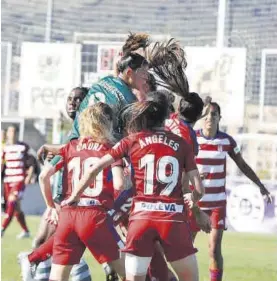  ?? LORENZO CORDERO ?? Manoly Baquerizo intenta rematar en el partiod ante el Granada.