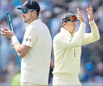  ??  ?? Joe Root (right) applauds the fans as England wrapped up the victory yesterday