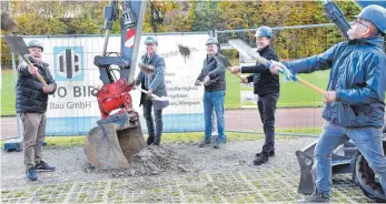  ?? FOTO: SCHULZE ?? Den Spatenstic­h zur neuen Fitness-Halle beim Aitracher Sport- und Freizeitge­lände vollzogen die am Bauvorhabe­n Verantwort­lichen (von links) Siegfried Gebhart, Thomas Kellenberg­er, Jörg Lemmer, Manfred Saitner und Otto Birk.