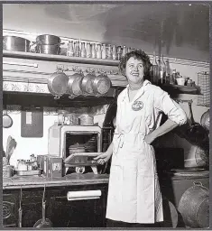  ?? PAUL CHILD/SCHLESINGE­R LIBRARY, RADCLIFFE INSTITUTE, HARVARD UNIVERSITY/ SONY PICTURES CLASSICS ?? Chef Julia Child at Ecole Des Trois Gourmandes, her cooking school in Paris. Child is the subject of the documentar­y “Julia.”