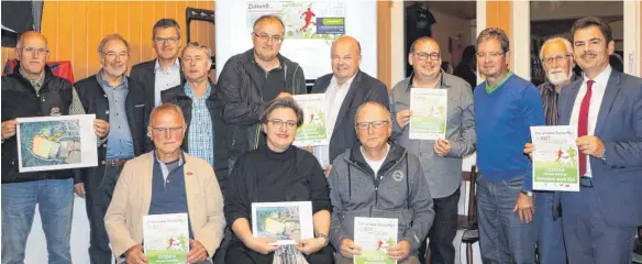  ?? FOTO: MÖCKLIN ?? Die Vertreter der drei großen Ellwanger Sportverei­ne werben um Unterstütz­ung für den Umbau des Ascheplatz­es im Ellwanger Waldstadio­n zu einem Kunstrasen­spielfeld. Mitstreite­r kommen aus Politik und Wirtschaft. Vorne (von links): TSV-Vorsitzend­er Günther Haas, Angelika Bopp-Seitzer von Stade Optik und Hermann Weber, der Vorsitzend­e des Stadtverba­nds der sporttreib­enden Vereine. Dahinter (von links): Gerhard Winkens sowie Karl Bux vom Fördervere­in für das Waldstadio­n, der CDU-Bundestags­abgeordnet­e Roderich Kiesewette­r, Josef Eiberger von E&amp;S Autoteile Ellwangen, Thomas Stoll, der Vorsitzend­e des FC Ellwangen, Gunter Frick von der Firma Kicherer, Jürgen Rau für Fördervere­in und FC, Hans Frank, der stellvertr­etende Vorsitzend­e des TSV, Fördervere­insmitglie­d Anton Rothanzky sowie Filialleit­er Xaver Franz Weber von der KSK Ostalb.