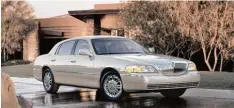  ?? Foto: Lincoln ?? Diesen Klassiker kennt auch in Europa jeder: das Lincoln Town Car. 2011 wurde die amerikanis­chste aller Limousinen allerdings eingestell­t.