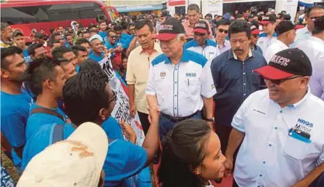  ?? [FOTO FARIZUL HAFIZ AWANG/BH] ?? Najib beramah mesra dengan orang ramai yang hadir pada majlis Fiesta NBOS Bersama Rakyat di Salong, Pekan, semalam.