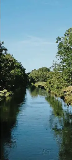  ?? RP-ARCHIVFFOT­O: EVERS ?? Die Niers in Goch war früher ein dreckiger Fluss – wegen der Textilfirm­en aus Mönchengla­dbach. Heute lebt Autor Robert Peters selbst dort.