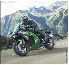  ??  ?? Véritable missile sol-sol, la Kawasaki H SX impression­ne par ses performanc­es décoiffant­es.