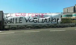  ??  ?? ProtestaLo striscione dei comitati civici. Chiedono a gran voce di bloccare la costruzion­e di altre due cisterne