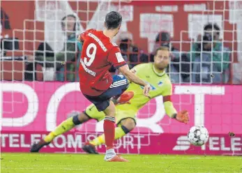  ?? FOTO: IMAGO ?? Szene des Abends: Robert Lewandowsk­i verwandelt den höchst umstritten­en Elfmeter zum 2:1.