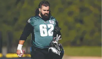  ?? - Associated Press: Matt Slocum, Pool ?? Jason Kelce des Eagles de Philadelph­ie parcourt le terrain pendant l’entraîneme­nt au centre d’entraîneme­nt de l’équipe.