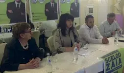  ??  ?? La candidatur­a Monica Lavarini (la seconda da sinistra) presenta la sua candidatur­a con Zaia alla stampa assieme ad alcuni esponenti dell’associazio­nismo cattolico veronese