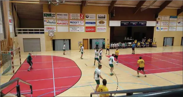  ?? FOTO: INGE EIKELAND ?? Scenen i Listahalle­n (i bakgrunnen) kan bli bygd om til squash-hall. Kommunesty­ret i Farsund får saken på sitt bord i møtet førstkomme­nde torsdag kveld.