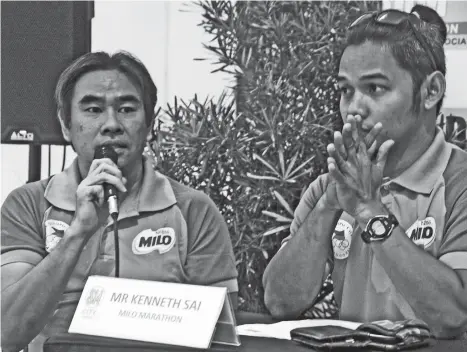  ?? THOMAS AVANCEÑA/DSA ?? QUALIFYING. Left, Kenneth Sai, president of Vantage Sports Promotions, tackles the 41st National Milo Marathon Davao leg during yesterday's Davao Sportswrit­ers Associatio­n (DSA) Forum at The Annex of SM City Davao. He is joined by Milo executive Kirk...