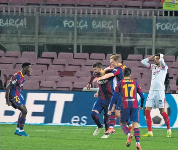  ??  ?? Los jugadores del Barcelona se abrazan a Piqué después de que el central marcara el tanto que forzaba la prórroga.
