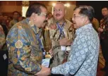  ?? PEMPROV JATIM FOR JAWA POS ?? TERBAIK: Wakil Presiden Jusuf Kalla mengucapka­n selamat kepada Gubernur Jawa Timur Soekarwo usai penganuger­ahan PPD 2018.