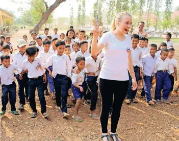  ?? FOTO: WICHMANN ?? Die Neusserin Aileen Wichmann ist seit August des vergangene­n Jahres als Entwicklun­gshelferin in Kambodscha aktiv. Ende März kehrt sie zurück in ihre Heimatstad­t.