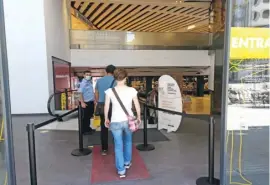  ??  ?? In den Einkaufsze­ntren gab es Kontrollen an den Eingängen.