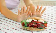  ??  ?? Cibo I disturbi alimentari colpiscono in Italia quasi tre milioni di persone tra i 12 e i 25 anni